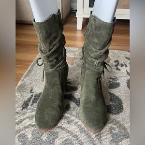 Elegant Green Suede Heeled Boots